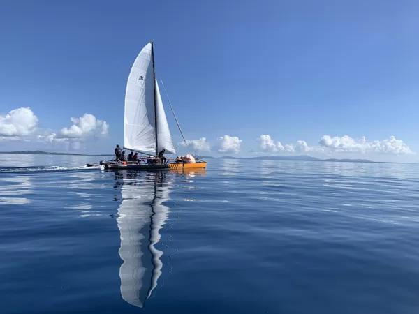 Segelyacht auf blauem Meer in Ishigaki, Okinawa